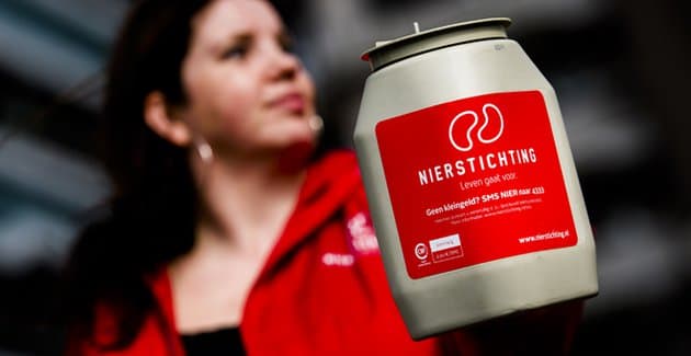 Vrouw met een collecte