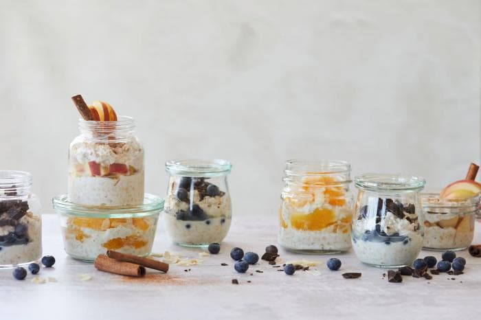 Overnight oats met kaliumverlagers in glazen schaaltjes