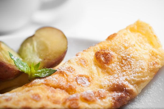 Zoutarme flensjes met appel en geitenkaas op een bord